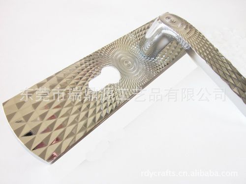 產(chǎn)品中心 其他鎖具 > 廠家批發(fā)中號銀色五金門鎖 門鎖制造廠 鎖體 門鎖 | 由本專業(yè)門鎖制造廠直銷，價(jià)廉物美穩(wěn)定充足。若對該品類進(jìn)一步探討模型請通過網(wǎng)絡(luò)接待交流參觀開始投之貿(mào)易相握。